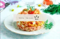 Salada do rei com camarão e caviar vermelho...