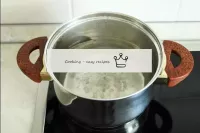 エビは柔らかくなるために正しく煮る必要があります。適度に大きさの鍋で、沸騰に水を持って来て下さい。塩...