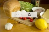 如何用西红柿、鸡肉和面包屑制作凯撒沙拉？准备列表中的所有产品。冲洗蔬菜，鸡蛋，柠檬。然后用湿巾将它们...