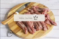 牛肉で古典的なチャファンサラダを作る方法は？牛肉を薄切りにします。冷凍庫で新鮮な肉を30分間保持する...