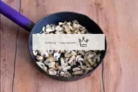 Ajouter les champignons dans la poêle et faire fri...