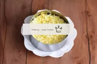 Spread the remaining grated eggs in the last layer...