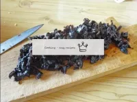 Dry the steamed prunes with paper towels and cut i...