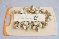 Rinse fresh champignons thoroughly in running wate...