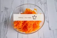 在单独的餐具中擦胡萝卜完全相同。...