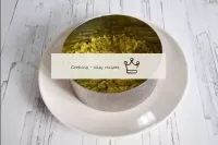 Formen Sie den Salat in einem kulinarischen Ring, ...