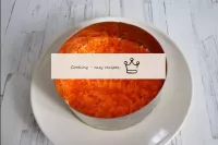На майонез покладіть терту моркву. Її також змажте...