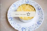 Couper les ananas en conserve en petits cubes. Mêm...