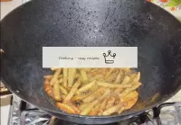 We take a wok (cauldron or deep frying pan), fry p...