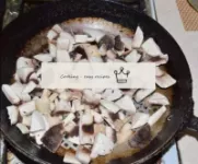 在干燥的预热煎锅上，放置蘑菇，用小火烘烤，再蒸出多余的水。将蘑菰转移到某种容量。...