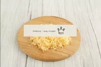 ابشر الجبن على مبشرة ناعمة. يمكن استخدام أي جبن: ص...
