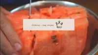 Das gereinigte Wassermelonenpulver wird in Würfel ...