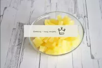 Lassen Sie das Wasser von den Ananas ab. Die Ringe...