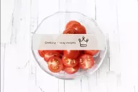 チェリートマトを洗い、半分に切る。チェリーを通常のトマトに置き換えることができます。トマトはジューシ...