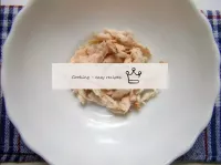 Ho diviso il filetto di pollo affumicato in piccol...