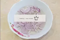 Peel and slice the onions into thin half rings. Th...