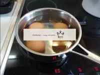 Cocine los huevos, enfríenos. ...