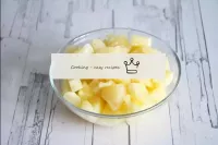 Vidanger le liquide des ananas en conserve. Si les...