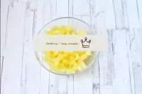 Tirate fuori le ananas dallo sciroppo, asciugatele...