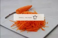 Die geschälte Karotte auf der Reibe auf Koreanisch...