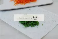 將歐芹或任何其他蔬菜按其口味洗凈，用紙巾擦幹，然後用刀研磨。...