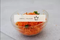 Transférez les carottes frottées dans un récipient...