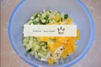 Kombinieren Sie in einem tiefen Salat geschnittene...