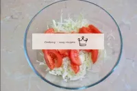 将西红柿洗净并煮熟。将每个西红柿切成薄片，取出果实。将西红柿切成大片，放在碗里放到北京卷心菜上。...