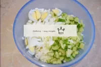 Dans un bol de salade, mélanger les concombres cou...