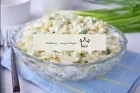 Assaisonner la salade avec un peu de mayonnaise et...