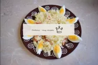 Coloque o alto da salada com queijo e sirva-o dire...