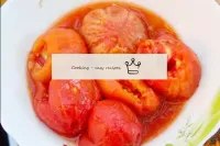 Envoyez les tomates dans une assiette profonde. ...