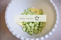 將黃瓜切成4個部分，然後研磨。將切碎的黃瓜加入碗中加入雞蛋。...
