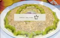 Decore com pedaços de kiwi cortado. Deixe a salada...