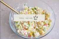 Salade avec bâtonnets de crabe, riz et maïs prêt !...