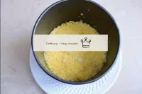 Frote el queso en un rallador fino y coloque 2/3 d...