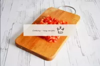 Corta los tomates en pequeños cubos. ...