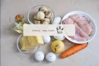 如何制作雞肉、蘑菇、胡蘿蔔和雞蛋沙拉？為此準備必要的成分。雞蛋必須事先煮熟。為此，將它們倒入冷水，放...