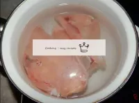 Cuire la poitrine de poulet dans de l'eau salée pe...