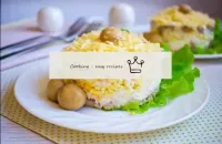 Galinha salada com cogumelos e camadas de queijo...