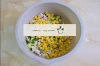 罐装玉米的banochka打开并排出液体。把玉米放在碗里做沙拉. ...