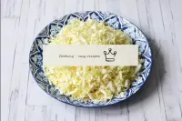 Sprinkle the salad with Peking cabbage. Put the sa...