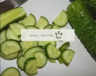 Lave el pepino fresco, córtelo en pequeños cubos. ...