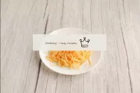 El queso duro también se tritura en un rallador gr...