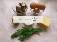 如何制作Mimoz沙拉，不含土豆和奶酪？首先准备所有必需的成分。鱼罐头食品可以吃任何东西--塞拉、沙...