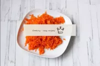 Frottez également les carottes sur la râpe moyenne...