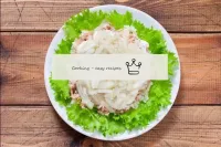 Marine edilmiş soğanları üçüncü tabaka ile salatay...