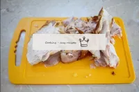 Pour préparer la salade, séparer le filet de poule...