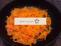 Подрумяним морковь на сковороде с подсолнечным мас...