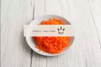 Nettoyez les carottes préalablement lavées dans l'...